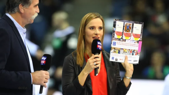 Die neue Handball-Frontfrau: Die Hamburger Journalistin Christina Rann moderiert bereits jetzt zusammen mit Ex-Bundestrainer Heiner Brand die Champions-League-&Uuml;bertragungen auf Sky. Hier pr&auml;sentiert sie das neue Sticker-Album der Bundesliga. - &copy; J&ouml;rg Hagemann