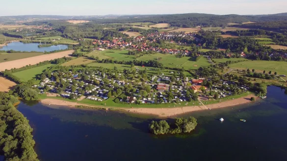 Luftaufnahme des NRW-Siegers: Der Campingpark am Stemmer See. - &copy; Camping.Info