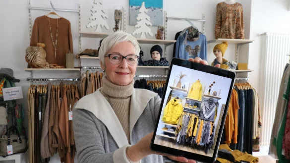Susanne Becker vom „Trend Outlet" an der Steege hat jetzt einen „Google My Business"-Account und schon das ein oder andere Bild eingestellt. Eines davon zeigt sie auf dem Tablet – es wurde für sie ganz überraschend in wenigen Tagen direkt hundertfach geklickt.  - © Alexandra Schaller