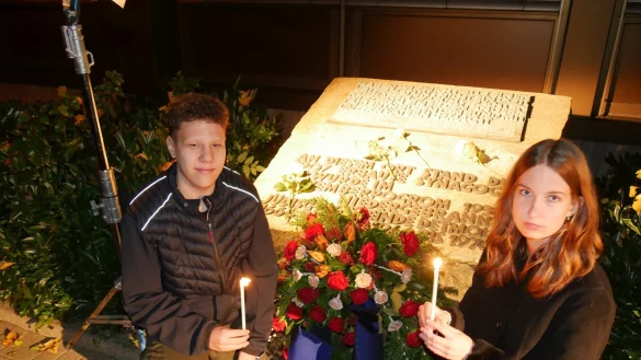 Jan-Luca Jenk (Evangelische Jugend) und Maria Carla Krasney (Katholische Jugend) legen einen Kranz zu Ehren der Opfer nieder. - &copy; Thomas Kr&uuml;gler