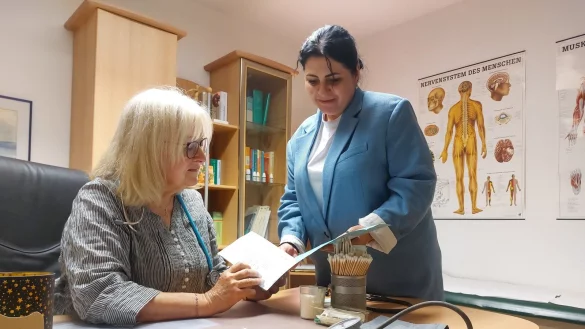 Olena Konopelko (rechts) unterstützt Hausärztin Gabriele Braun als medizinische Fachangestellte in der Praxis. Eigentlich ist die Ukrainerin auch Ärztin, sie darf in Deutschland aber aktuell noch nicht als solche arbeiten. - © Michaela Weiße