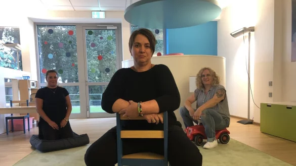 Pia Knetsch, Jennifer Pohlmann und Tina H&auml;rtl sitzen in der Gro&szlig;tagespflege bei POS Tuning. - &copy; Sven Kienscherf