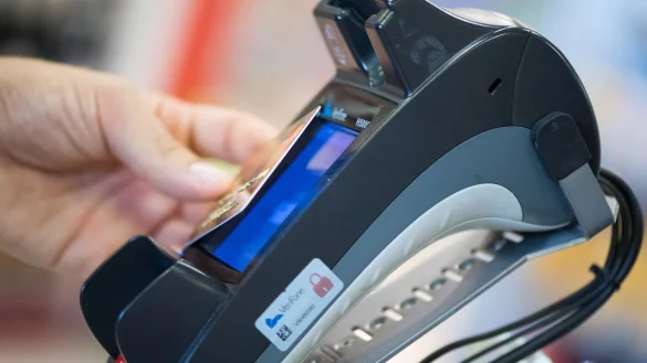 Kontaktloses Bezahlen - &copy; Foto: Franziska Gabbert/dpa-tmn