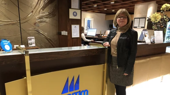 Karola Nagel steht an der Rezeption des Maritim-Hotels an der Parkstra&szlig;e. Hier hat die Leiterin des Hauses selbst viele Jahre lang mit Freude gearbeitet. - &copy; Thomas Reineke