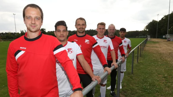 Vorstellung der Neuzug&auml;nge am Schlingsbruch: Trainer Matthias Heymann (von vorne), Patrik Ehrenberg (SC Greven), Trainer Alexander Rau, Daniel Greb (FSV Pivitsheide), Torwart-Trainer Michael Baumgart und Dominik Zlatar (SuS Lage). - &copy; Oliver K&ouml;nig