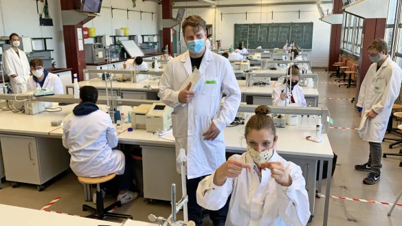 Auf Distanz schaut Tutor Jan-Ludwig Schr&ouml;der Studentin Carla Valeria Klinge auf die Finger. - &copy; Stefan Becker