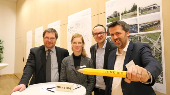Sie denken groß: (von links) Professor Dr. Stefan Witte von der Hochschule OWL, Stadtplanerin Berit Weber, Geschäftsbereichsleiter Stadtplanung und Bauen Markus Baier und Torsten Becker vom Planungsbüro „tobeSTADT" aus Frankfurt. - © Alexandra Schaller