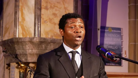 Operns&auml;nger Christian Akoa intoniert &bdquo;What A Wonderful World". - &copy; Thomas Kr&uuml;gler