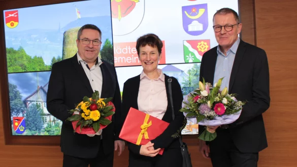 Landrat Dr. Axel Lehmann (links) und Martin Gustorff (rechts), Dezernent für Förderschulen in der Bezirksregierung, verabschieden Gudrun Laag (Mitte), langjährige Leiterin der Astrid-Lindgren-Schule (ALS) des Kreises Lippe, in den Ruhestand. - © Kreis Lippe