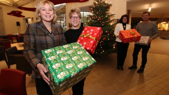 Gastgeberin Ludmilla Gutjahr (von links), Diana Vorndamme (&bdquo;Bad Meinberg e.V."), Claudia Hoffmeister und Norbert Hennemann warten mit Geschenken auf die Besucher. - &copy; Patrick Bockwinkel
