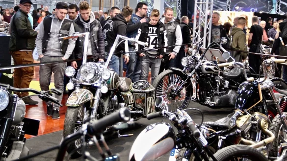 Besucher der Custombike-Show bestaunen veredelte Motorr&auml;der im Messezentrum an der B 239. ArchivFoto: Heidi Storl - &copy; Heidi Stork