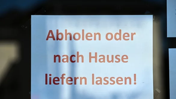 "Abholen oder nach Hause liefern lassen" steht in der Fensterfront eines Gesch&auml;ftes. - &copy; Uwe Zucchi/dpa