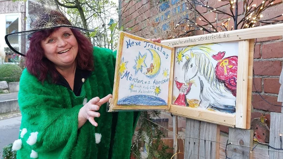 Eva Vormann alias "Hexe Tralala" stimmt mit ihren m&auml;rchenhaften Motiven auf die bevorstehende Weihnachtszeit ein. - &copy; Michaela Wei&szlig;e