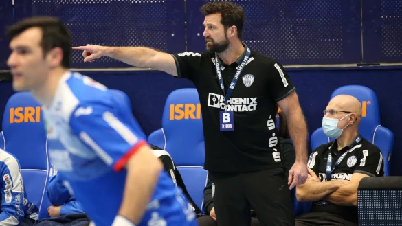 Lemgos Trainer Florian Kehrmann gibt die Richtung f&uuml;r das Spiel in Wuppertal vor. - &copy; Paul.Cohen