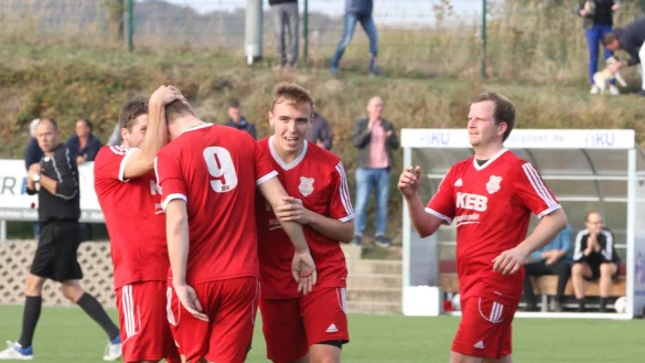 Jubel in der 68. Minute &ndash; auf und neben dem Feld: Till Kamp gratuliert Torsch&uuml;tze Leon Baumeister genauso wie Kieren Mc Carthy und der herbeieilende Christian Franz (von links). Gro&szlig; ist auch die Freude bei den Fans. Links: der gute Schiri Sascha Kreye. - &copy; Sebastian Lucas