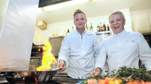 Zeigt sein K&ouml;nnen: Jan Diekjobst (links) steht mit seinem ehemaligen Ausbilder Gottfried Schuster im &bdquo;Lippischen Hof" am Herd. - &copy; Gerstendorf-Welle