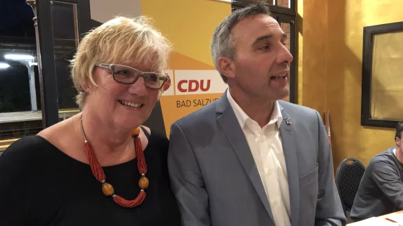 CDU-Stadtverbandsvorsitzende Heike Görder hat gerade das Abstimmungsergebnis im Bahnhof bekannt gegeben, der frisch gebackene Bürgermeisterkandidat Dirk Tolkemitt bedankt sich bei den CDU-Mitgliedern für das in ihn gesetzte Vertrauen. - © Thomas Reineke