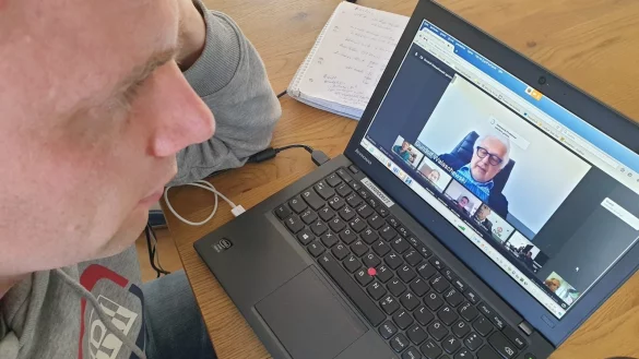 Videokonferenz des FLVW: LZ-Redakteur Sebastian Lucas lauscht den Worten von Pr&auml;sident Gundolf Walaschewski. - &copy; Barbara Lucas