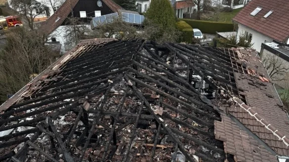 Vom Dachstuhl ist nur noch das verkohlte Gerippe übrig. Das Haus in der Brunnenstraße ist nach dem Großbrand nicht mehr bewohnbar. - © Freiwillige Feuerwehr Horn-Bad Meinberg