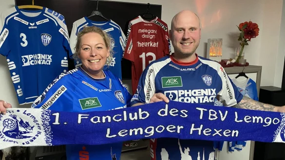 Im Dress des TBV Lemgo Lippe f&uuml;hlen sich Michael Oppermann, stellvertretender Vorsitzender der Hexen, und seine Frau Kirsten pudelwohl. Sie verfolgen nun die TBV-Spiele im Fernsehen. - &copy; Sebastian Lucas