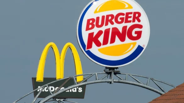 Fastfood - &copy; Foto: Peter Kneffel/dpa/Archiv