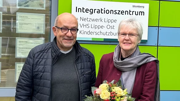 Neu im Marketingverein: Andrea Lemm mit Detlef Stock vor dem Eingang der Blomberger VHS-Geschäftsstelle im IZIP. - © Blomberg Marketing