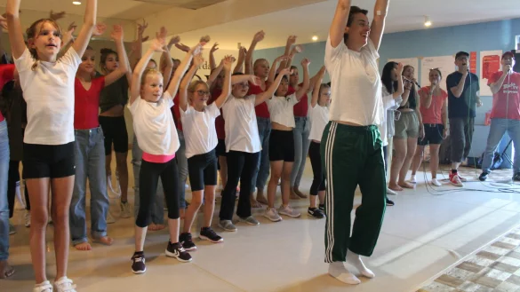 Nadine K&ouml;nig (vorne) und die jungen T&auml;nzerinnen und T&auml;nzer aus ihrer Tanzwerkstatt sowie die Mucke.TV-Band der Musikschule (im Hintergrund) geben Vollgas. - &copy; Sandra Castrup