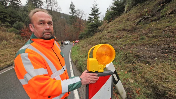 Im November 2015 entdeckte die Straßenmeisterei, dass der Boden abgerutscht war. Rainer Waldhof sperrte damals die Straße. - © Archivfoto LZ: Vera Gerstendorf-Welle