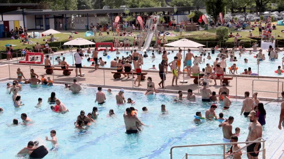 Sommerhitze und Ferien füllen die Freibäder in OWL. Doch weil sich viele nicht an Regeln halten und immer weniger Kinder sicher schwimmen können, kommen Bademeister an ihre Grenzen. - © (Archivbild): Frank-Michael Kiel-Steinkamp