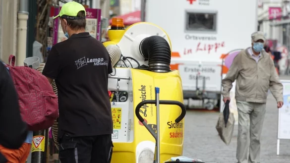 Der &bdquo;Saugermann" ist im Auftrag von Lemgo Marketing mit seinem Reinigungsmobil unterwegs. - &copy; Axel B&uuml;rger