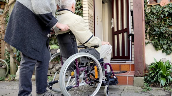 Pflege - &copy; Foto: Mascha Brichta/dpa-tmn/dpa