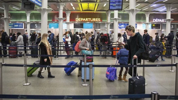 Reisende - &copy; Foto: Joshua Bratt/PA/dpa