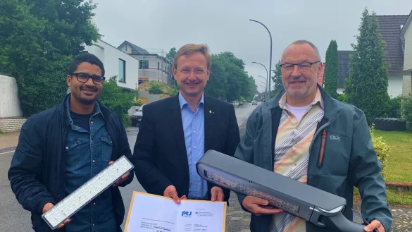 Augustdorf setzt auf LED-Technik: (von links) Lamine Traor&eacute;, Dr. Andreas Wulf und Manfred Wagner freuten sich im Juli vergangenen Jahres &uuml;ber den dazugeh&ouml;rigen F&ouml;rderbescheid. - &copy; Gemeinde Augustdorf