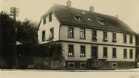 Die Apotheke im Jahr 1925: Mit Treppenstufen, aber ohne Hirschwappen über dem Eingang. - © K7 Oerlinghausen Bildarchiv Nr. 363