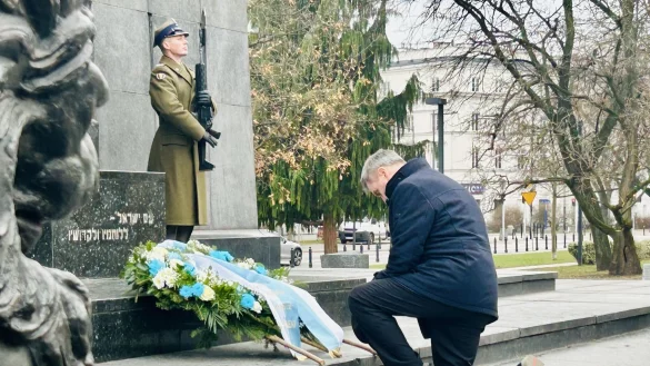 Mit einem Kniefall vor dem Denkmal der Helden des Warschauer Ghettos gedenkt Bayerns Ministerpr&auml;sident Markus S&ouml;der am 11. Dezember in Warschau den Opfern des Nationalsozialismus. - &copy; Marco Hadem/dpa