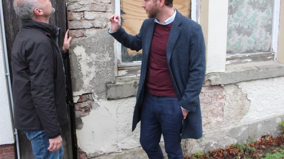 Die Stadtteilmoderatoren Thorsten F&ouml;rsterling (links) und Marc W&uuml;bbenhorst verschaffen sich derzeit einen &Uuml;berblick &uuml;ber den Leerstand in der Innenstadt. Gemeinsam mit den Hauseigent&uuml;mern wollen sie Perspektiven entwickeln. - &copy; Michaela Wei&szlig;e