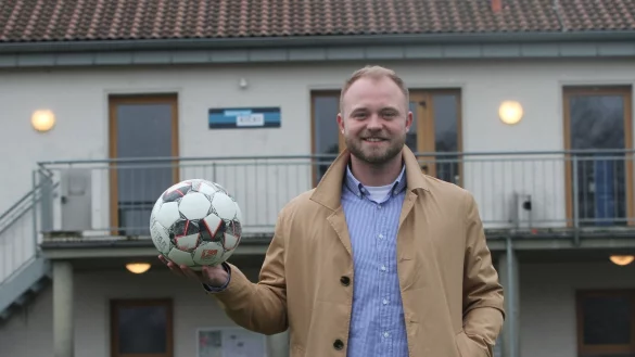 Vor dem Vereinsheim an der B239: Torj&auml;ger Kevin Pietsch. - &copy; Sebastian Lucas