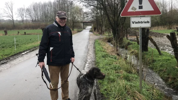 Heinz Rehling geht mit Hund Renzo fast t&auml;glich durch den &bdquo;Kuhtunnel" (im Hintergrund) in Bexten. Seiner Erfahrung nach hat der Verkehr auf der schmalen Stra&szlig;e deutlich zugenommen. - &copy; Thomas Reineke
