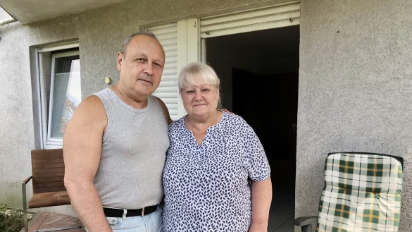 Vladimir und Luba Topor auf der Terrasse vor ihrer kleinen Wohnung, die sie vor Kurzem bezogen haben. Fotos: Sven Kienscherf - &copy; Sven Kienscherf