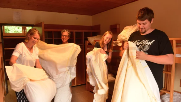 Eine, die zupackt: Beim Bettenbeziehwettbewerb macht die neue Jugendherbergsleiterin Sylvia Speckbrock (Zweite von links), hier im Duell mit (von links) Maike Braun, Nadine Rottschäfer und Benjamin Kutsche, eine sehr gute Figur. - © André Gallisch