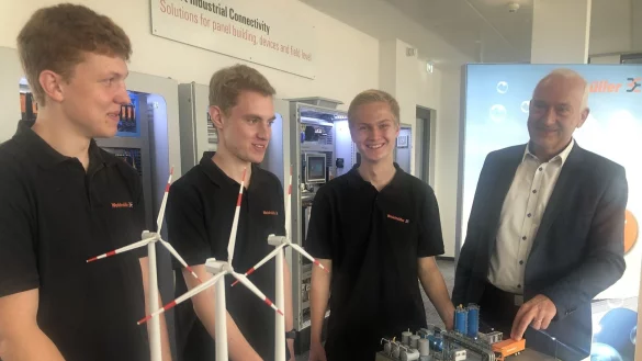 Die Dualstudenten (von links) Roman Mittelg&ouml;ker, Fabrice Loges, Stefan M&uuml;ller und Dirk Bauerk&auml;mper. - &copy; Martin Hostert