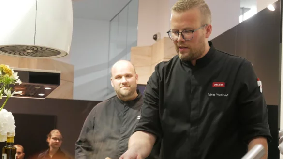 Tobias Wulfmeyer kocht mit den neuen T&ouml;pfen von Miele. - &copy; Jemima Wittig