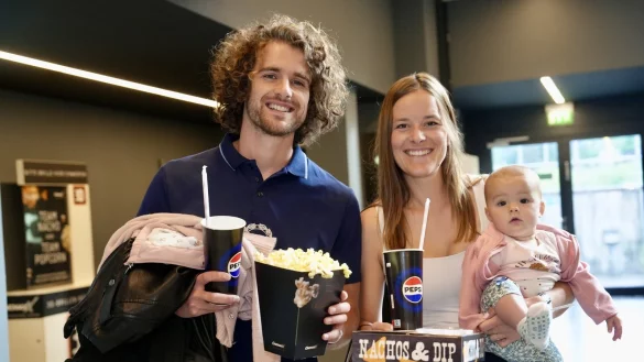 Kapit&auml;n Mael Corboz, hier mit seiner Lebensgef&auml;hrtin Manon und der gemeinsamen Tochter, ist einer der Hauptdarsteller im Arminia-Film. - &copy; Peter Unger