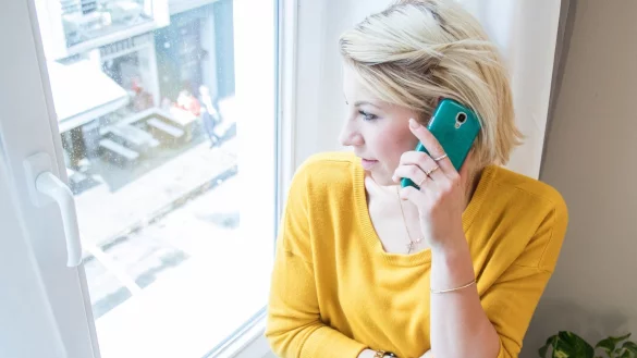 Telefonieren mit Smartphone - &copy; Foto: Christin Klose/dpa-tmn