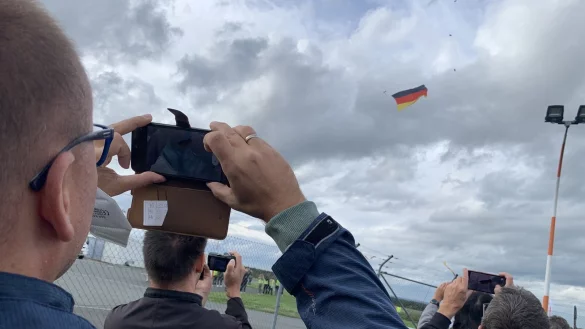 Die Flagge &ouml;ffnete sich herrlich am Himmel &uuml;ber Ahden. Zahlreiche Schaulustige verfolgten das Spektakel. - &copy; Jens Reddeker