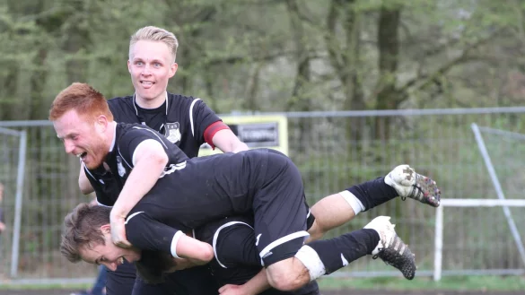 Ach wie sch&ouml;n kann Jubeln sein: Hier freuen sich die Spieler des TuS Horn-Bad Meinberg, der daheim gegen Heiden antritt. - &copy; Egon Penner