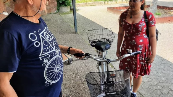 Werner Klaas k&uuml;mmert sich um das Fahrrad von Masou Meh. Sie ist Stammkundin in der Fahrrad-Werkstatt und sch&auml;tzt das Angebot der ehrenamtlichen Helfer. - &copy; Lorraine Brinkmann