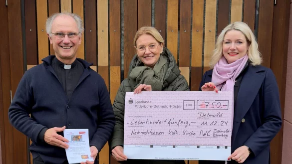 Präsidentin Sylvia Künnemeyer (Mitte) und Franziska Louis (rechts) vom Inner Wheel Club Detmold-Blomberg überreichen Pfarrer Dr. Dr. Markus Jakob eine Spende von 750 Euro. - © Bildrechte: Inner Wheel Club