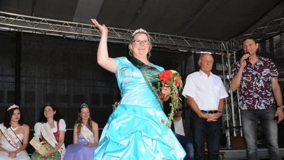 Nelkenk&ouml;nigin Melanie Schuitema verl&auml;ngert ihre Amtszeit. Dieses Foto, auf dem sie so gut gelaunt dem Volk zuwinkt, stammt vom Nelkenfest 2018. Rechts neben ihr steht der damalige Blomberger B&uuml;rgermeister Klaus Geise. - &copy; Archivfoto: Eva Morenz