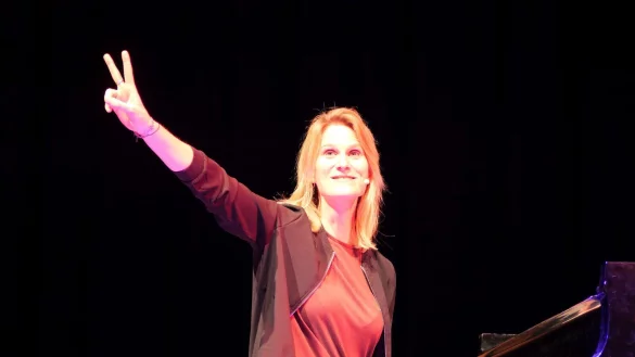 Sozialkritik mit Witz Charme und Musik. Chanson-Kabarettistin Lucy van Kuhl bringt die Dinge ironisch auf den Punkt. - &copy; Thomas Kr&uuml;gler